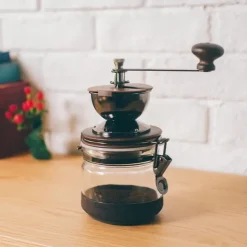 Kaffekværn med beholder