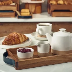 Serveringsbakke i akacietræ med metalhåndtag fra GenWare 32,5 x 17,5 cm