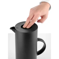 Termokande sort 1 l PP med trykknap