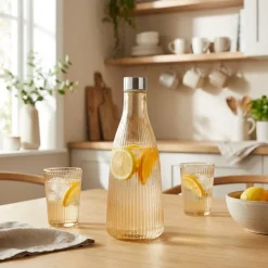 Vandflaske med låg glas 1L Ravfarvet H28cm